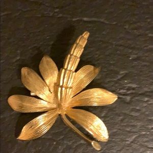 Brooch - gold tone
